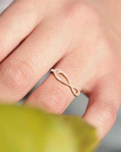 Simple infinity ring yellow gold